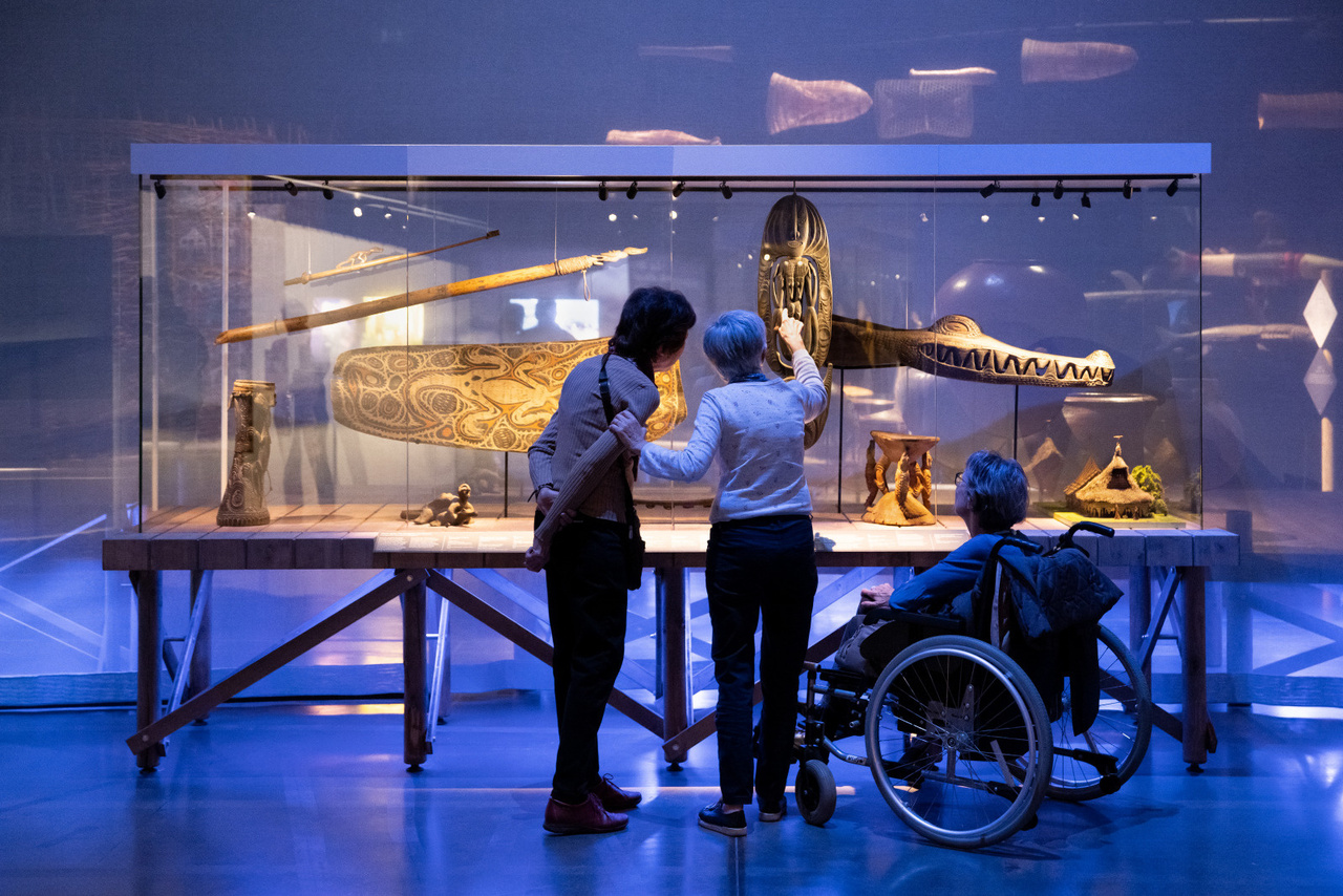 Copyright Visiteurs dans l'exposition "Nous, les fleuves" © musée des Confluences – Bertrand Stofleth