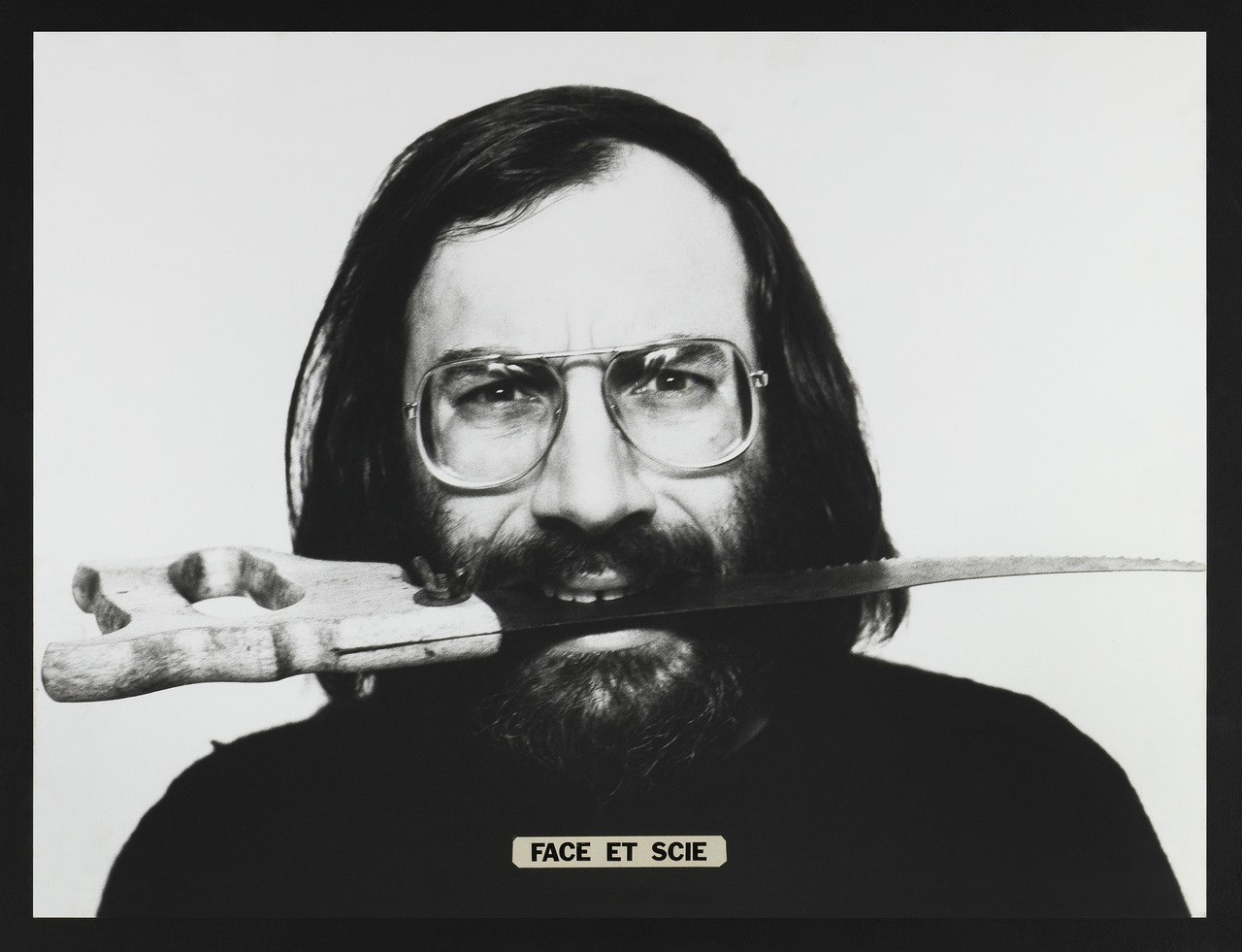Copyright Jean-Claude Guillaumon, Face et Scie, 1975. Photographie noir et blanc. Reproduction photographique : Blaise Adilon. Courtesy Famille Guillaumon