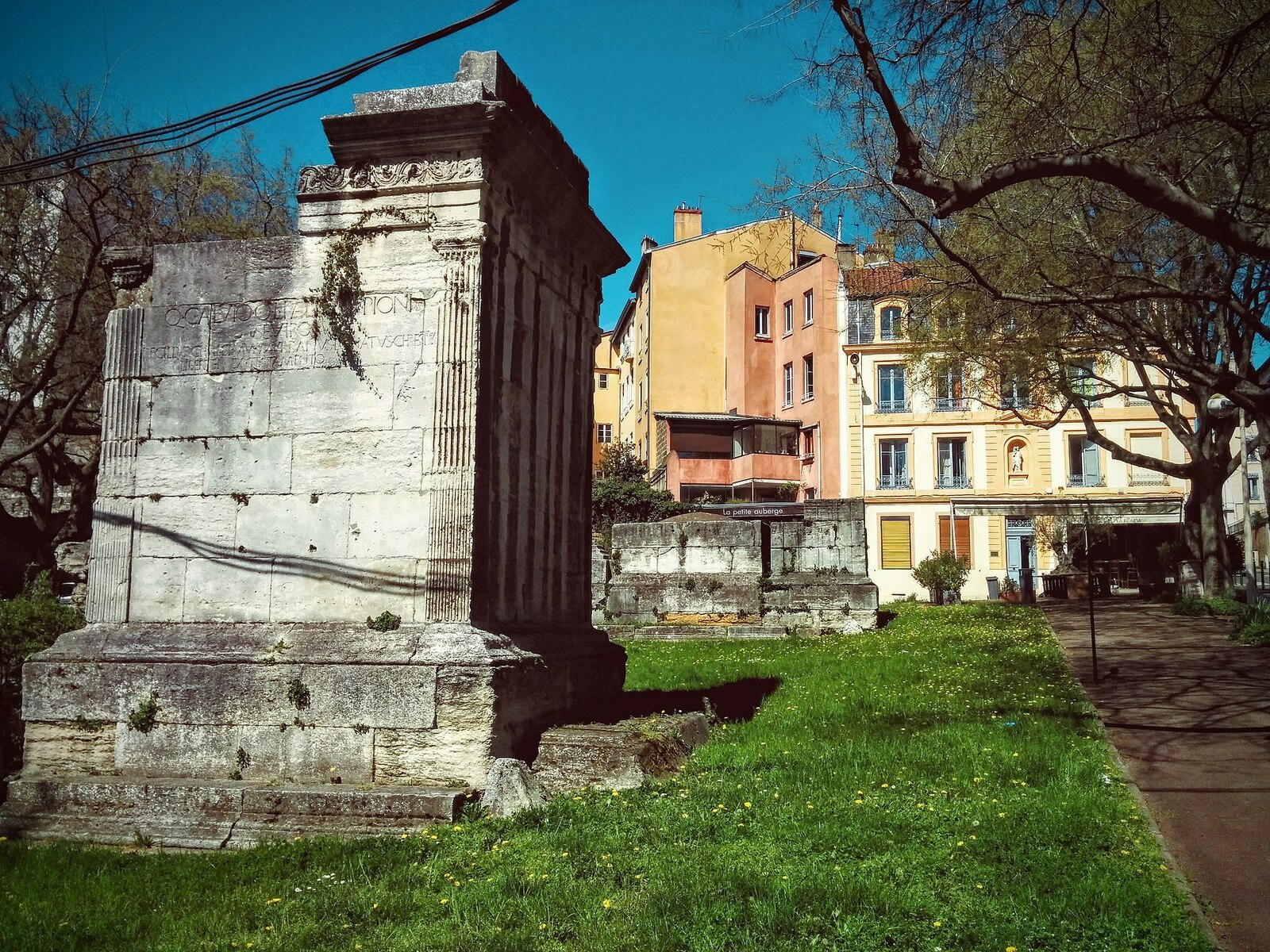 Mausolées romains de Trion Office du tourisme de Lyon — free download