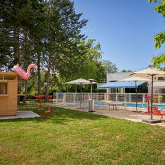 Parc et piscine du restaurant