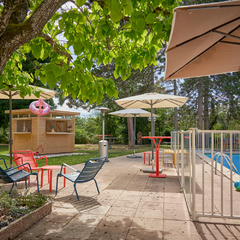 Parc et piscine du restaurant