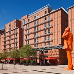 Façade de l'hôtel Crowne Plaza Lyon - Cité Internationale, côté Parc de la Tête d'Or