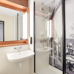 Salle de bain avec douche