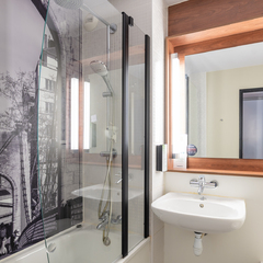 Salle de bain avec baignoire