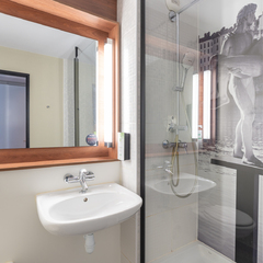 Salle de bain avec douche