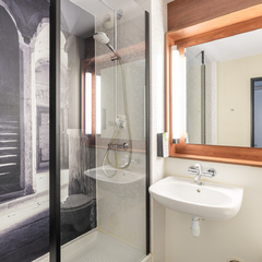 Salle de bain avec douche