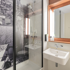 Salle de bain avec douche