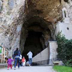 Porche d'entrée des Grottes de La Balme