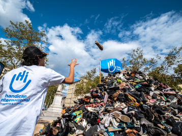 Pyramides de chaussures de Lyon - Handicap International Le 21 sept 2024