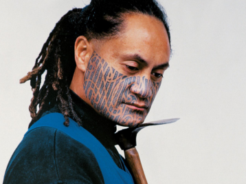 Copyright Hans Neleman, Hemi Te Peeti (James Patariki), Iwi : Te Arawa, Ngati Raukawa. Moko-Maori Tatoo, 1999 Photographie couleur, Plexiglas, aluminium 152 x 122 cm Collection macLYON