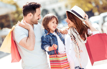 Famille qui fait du shopping