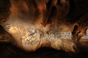 92 animaux en mouvement sont repr&eacute;sent&eacute;s dans le panneau des lions, salle du fond